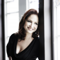 Gloria Estefan - I Cant Believe