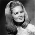lynn anderson - I Saw Mommy Kissing Santa Clau