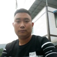 在风雨中等候一