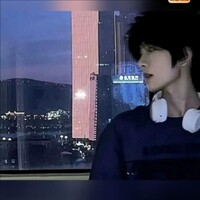 土坡上的狗尾巴草494
